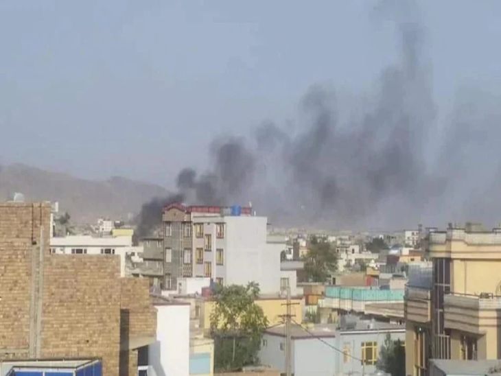 afghanistan news : Rocket attack near Kabul airport, Taliban warns of ISIS-K attack after US | काबुल विमानतळाजवळ पुन्हा एकदा हल्ला, इमारतीवर रॉकेट पडल्याने 2 बालकांचा मृत्यू झाल्याची माहिती - Vimarsana News