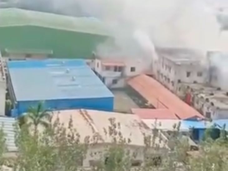 pune fire Bhau Industrial Estate, Sinhgad Road, Pune | सिंहगड रोड जवळील भाऊ इंडस्ट्रीयल इस्टेटमधील कंपनीला भीषण आग, घटनास्थळी अग्निशमन दलाच्या 8 गाड्या दाखल - Vimarsana News