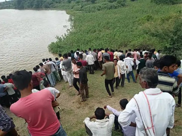 Amravati : Bodies of 7 drowned in Wardha river basin found after 48 hours, one person still missing; 3 bodies were exhumed on Tuesday | तब्बल 48 तासांनी सापडले वर्धा नदीपात्रात बुडालेल्या 7 जणांचे मृतदेह, एक व्यक्ती अजूनही बेपत्ता; 3 मृतदेह मंगळवारीच काढले होते - Vimarsana News