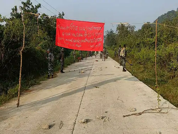 सुकमा जिल्ह्यात रस्त्याच्या मधोमध बॅनर बांधले आहेत.