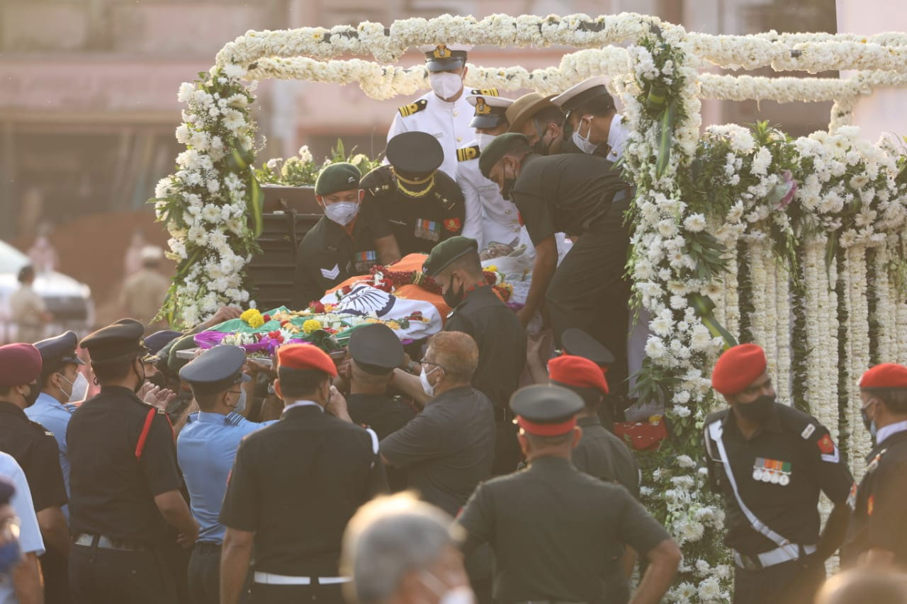 Lata Mangeshkar Death Update | Veteran Singer Lata Mangeshkar Passes Away In Mumbai | लता मंगेशकर यांच्या पार्थिवावर शासकीय इतमामात अंत्यसंस्कार, भाऊ हृदयनाथ मंगेशकर यांनी ...