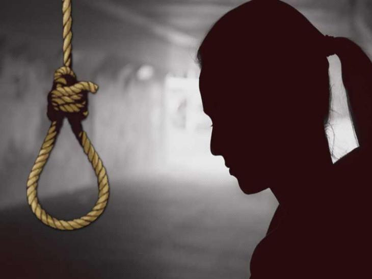 Young woman commits suicide in railway toilet | गळफास घेऊन आत्महत्या: रेल्वेच्या स्वच्छतागृहामध्ये तरुणीने केली आत्महत्या - Mumbai News | Divya Marathi