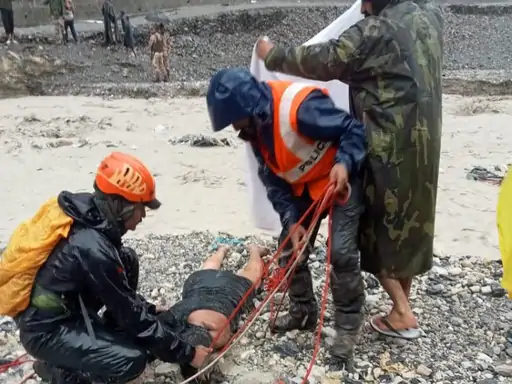 या घटनेत मृत झालेल्या एका भाविकाचा मृतदेह बाहेर काढताना बचाव पथकाचे कर्मचारी, आतापर्यंत 2 जणांच्या मृत्यूची पुष्टी झाली आहे.