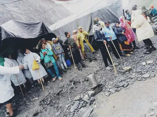 अपघातानंतर पाऊस असूनही भाविक मंडपातून बाहेर आले, सर्वांच्या चेहऱ्यावर भिती स्पष्ट दिसत होती.