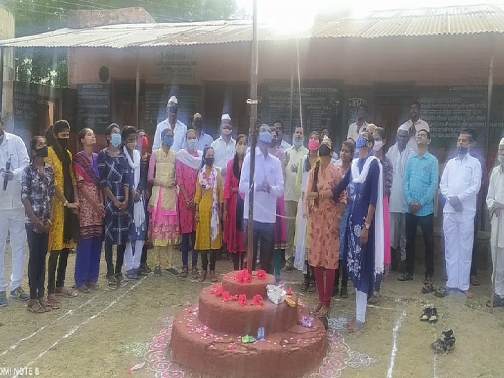 Flag hoisting by students in a Marathi school in Utkheda marathi news