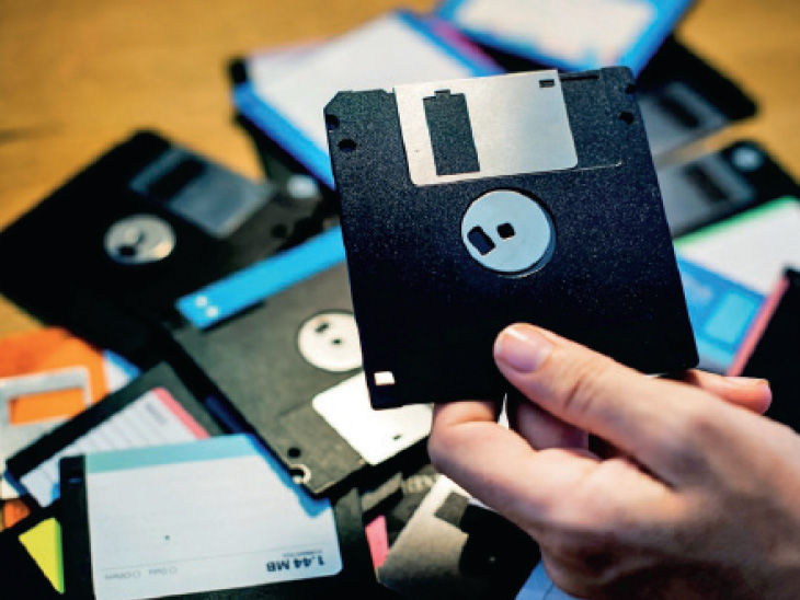 जपानमध्ये फ्लाॅपी डिस्कचा वापर, बंदीचे आदेश; नव्या तंत्रज्ञानासाठी