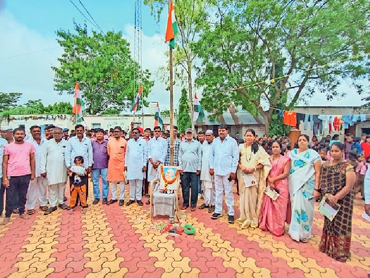 Flag hoisting by exservicemen in Aliabad marathi news मराठवाडा