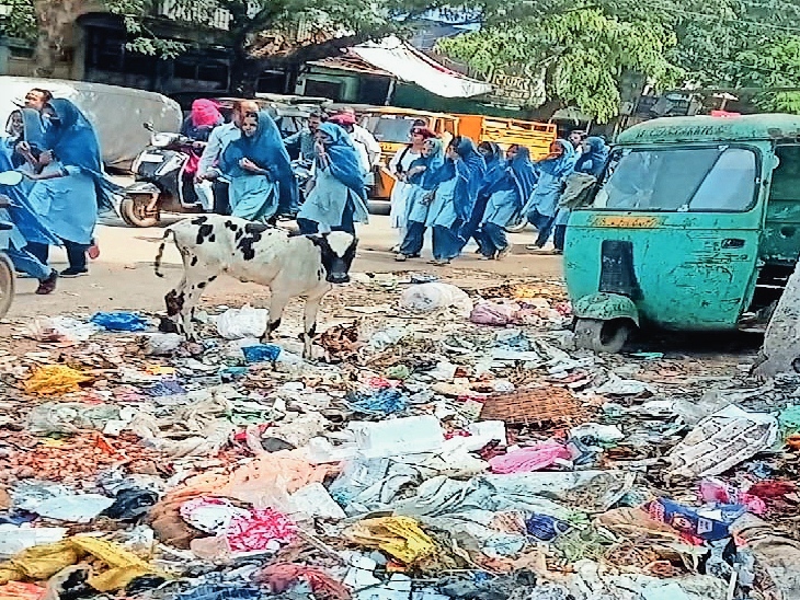 Cleanliness fortnight started by the municipality, but piles of garbage