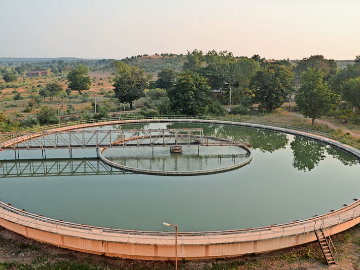 Mahan water treatment plant works on contract staff जलशुद्धीकरण महान