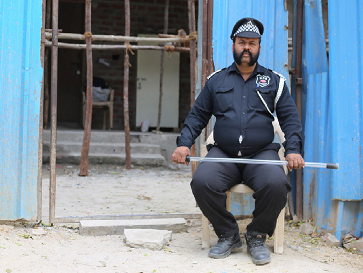 Attempted robbery by putting a sword on the neck of the security guards