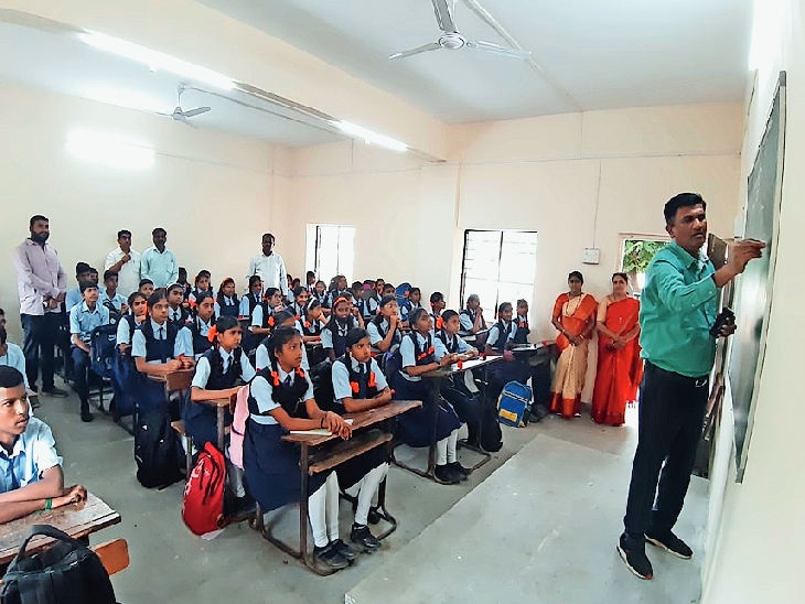 Finally Ambadla Municipal School got a new building; Students also on the bench marathi news