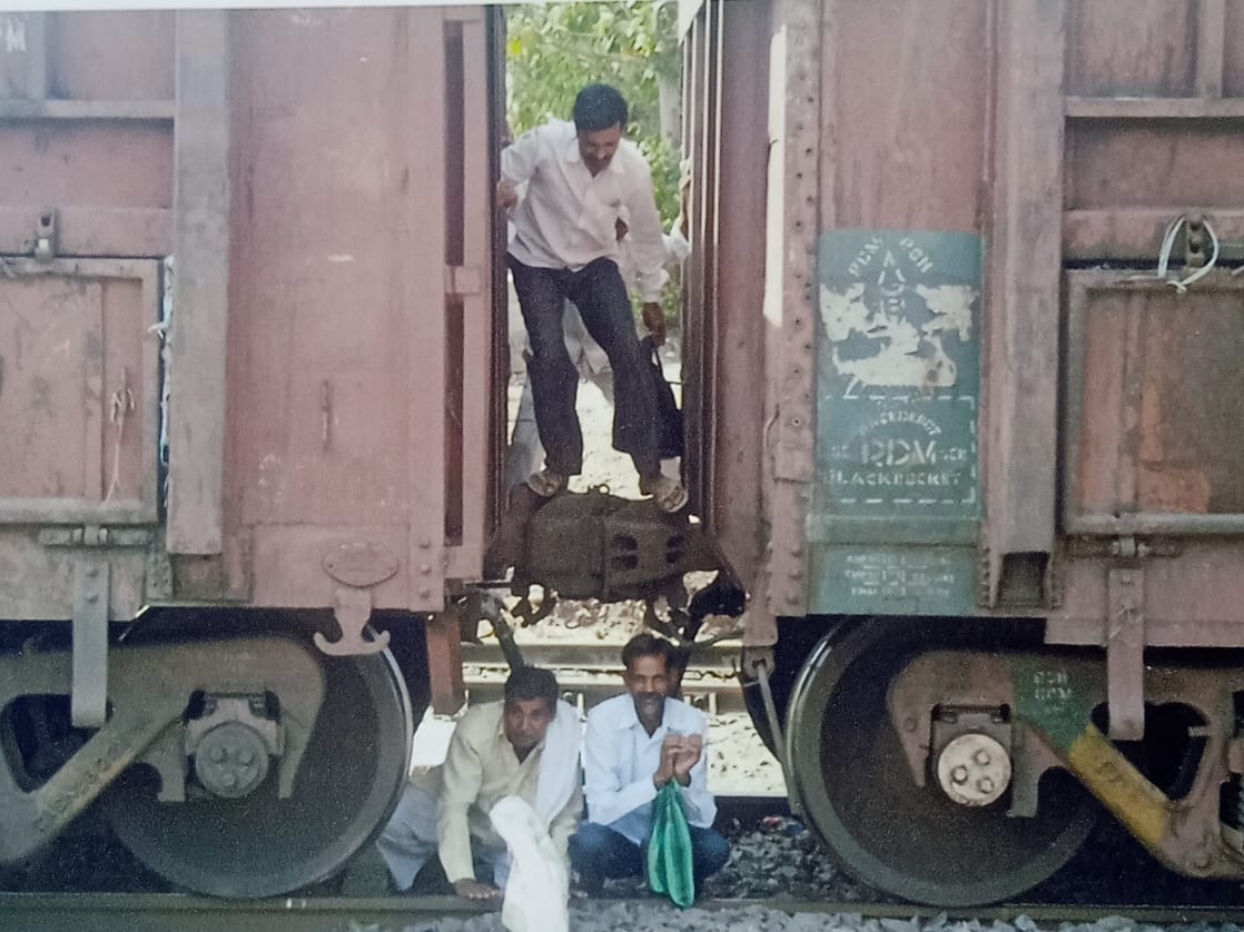 उभ्या रेल्वे माल गाड्यांच्या खालून प्रवाशांची येजा; कुरुमला पादचारी