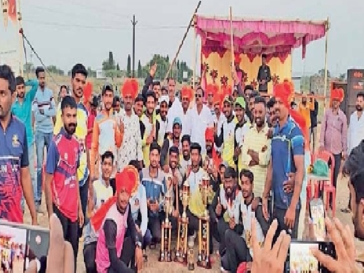 Tuljapur team won the open tennis ball cricket tournament at Bhum