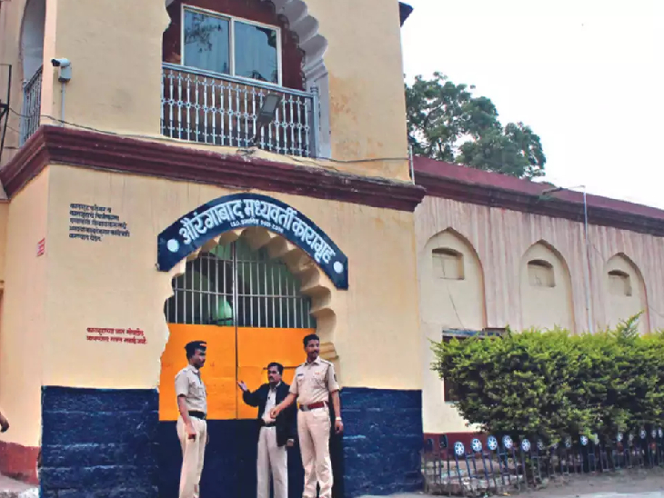 वाळूमाफियांना जिल्हाधिकारी, पोलीस अधीक्षकांचा दणका; बीडमधील चार वाळूमाफिया हर्सूल कारागृहात वाळूमाफियांना जिल्हाधिकारी, पोलीस अधीक्षकांचा दणका; बीडमधील चार वाळूमाफिया हर्सूल कारागृहात