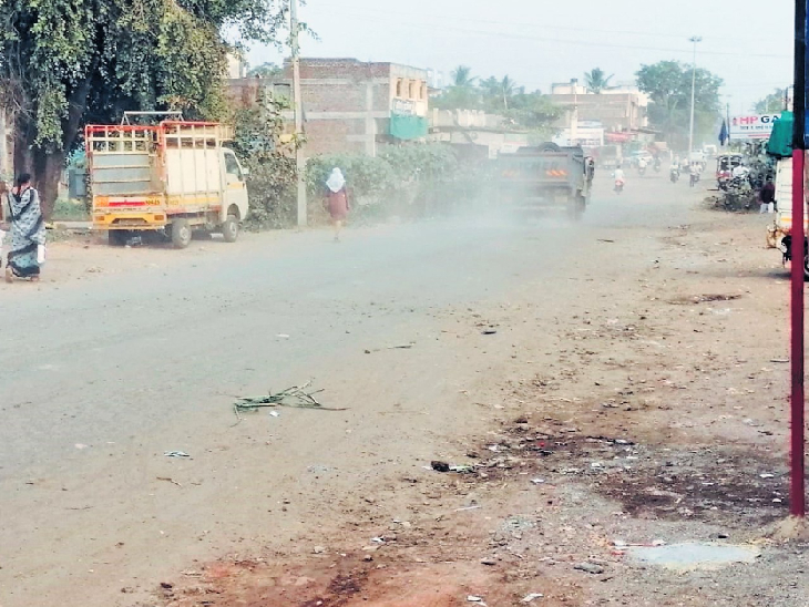 In Tirthpuri, the roads are uprooted, traders and citizens are