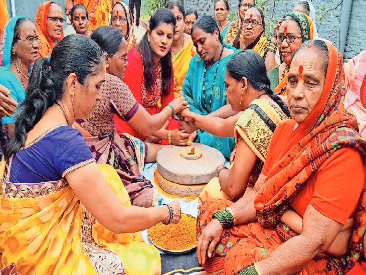 On the occasion of Champashashti, 20 women grind turmeric marathi news