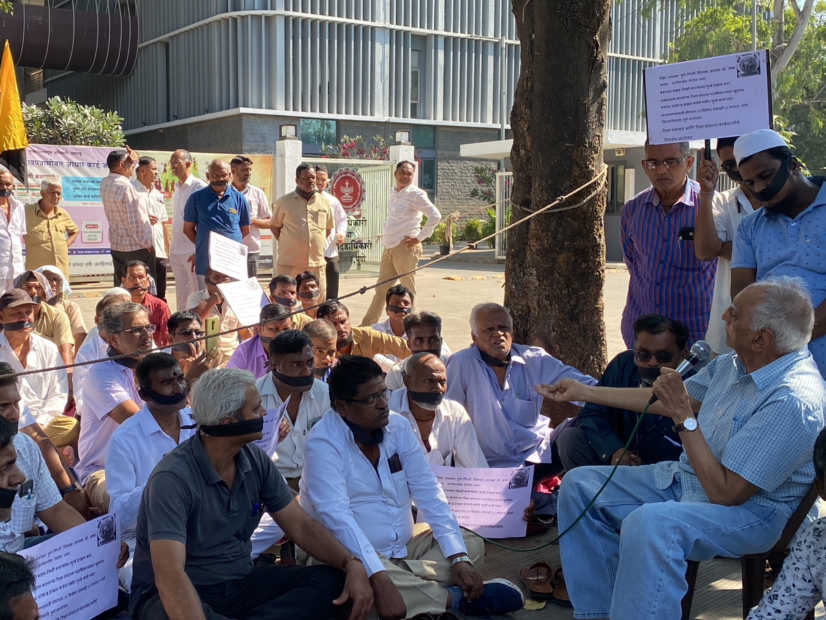 Withdraw false cases against Pune rickshaw drivers, protest in front of ...