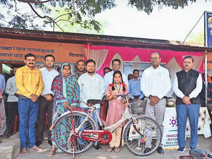 रोटरी व रोट्रॅक्ट क्लबतर्फे मुलींना सायकल वाटप‎ ; गतिमान होण्यासाठी