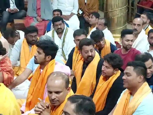 भस्म आरतीला होते उपस्थित | Suryakumar Yadav Kuldeep Yadav At Mahakal Temple | Washington Sundar | Rishabh Pant Health | Ujjain - Divya Marathi