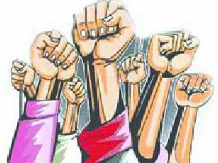 भोकर येथे वन मजुरांचे कामावर घेण्यासाठी बेमुदत धरणे आंदोलन