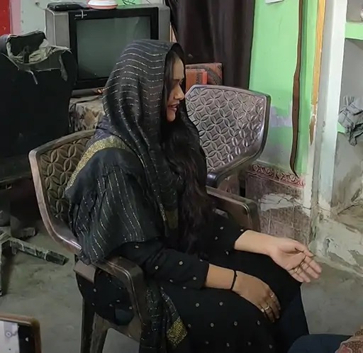 35 वर्षांच्या जेहराबाई नाच-गाणी करून आपला उदरनिर्वाह चालवतात. त्यांनी आमच्यासमोर डान्स करून दाखवला, पण तोंड दाखवले नाही.