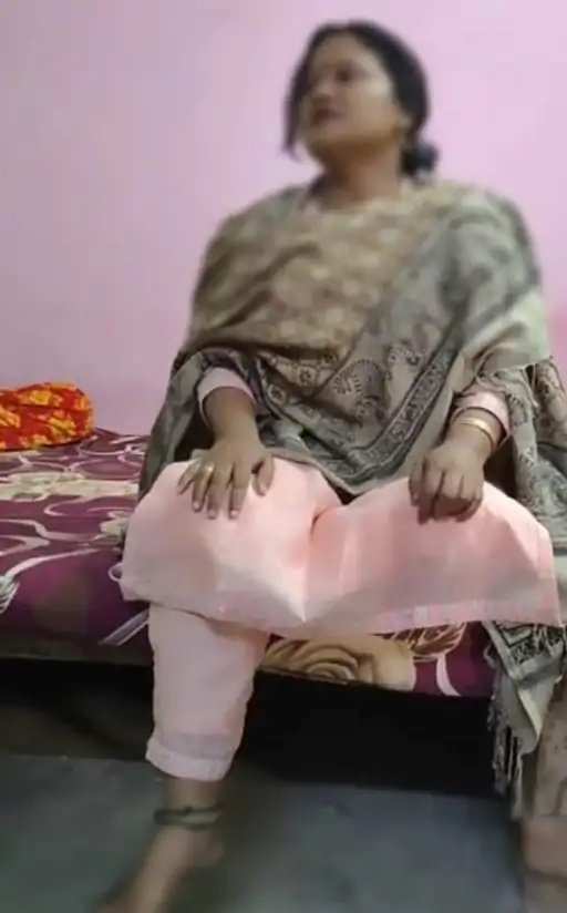 50 वर्षांच्या राणीबाईंना नृत्य करताना अडचणी येतात, पण तरीही उत्पन्नाचे दुसरे कोणतेही साधन नसल्यामुळे त्या स्टेज शो करतात.