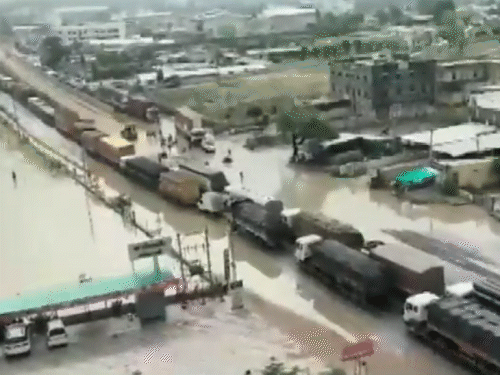 Heavy rain warning in 12 states today, 10 dead in 24 hours in Gujarat; Air  Force also in rescue operation | पाऊस: 12 राज्यांमध्ये आज मुसळधार पावसाचा  इशारा, गुजरातमध्ये 24 तासांत 10