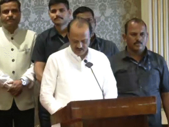 उपमुख्यमंत्रिपदाची शपथ घेताना अजित पवार