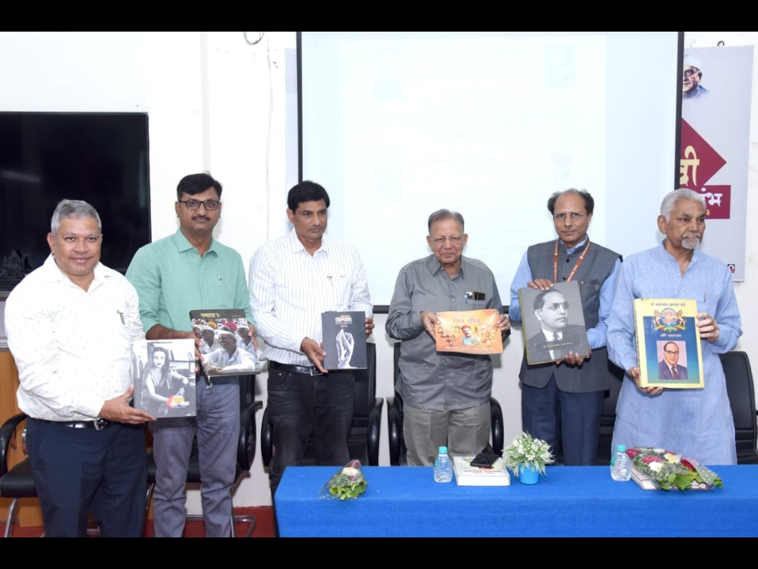 Dr. S. R. Special greetings to Ranganathan | Presenting 1500 books to ...