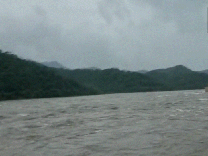 Narmada Flood Success in saving 12 thousand people in 7 districts of Gujarat Sardar Sarovar dam overflowed, many areas under water | नर्मदेला पूर: गुजरातच्या 7 जिल्ह्यांत 12 हजार लोकांना वाचवण्यात यश;