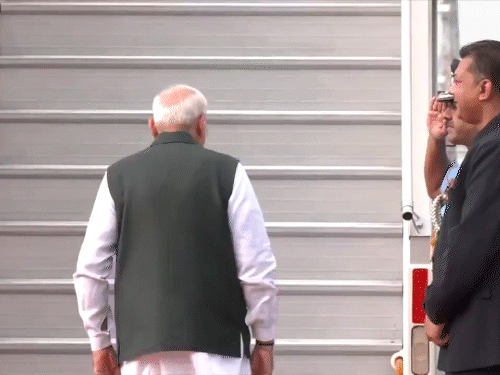PM Narendra Modi leaves for Brunei tour | PM मोदी ब्रुनेई दौऱ्यावर रवाना:  भारतीय पंतप्रधानांची ही पहिलीच भेट; सेमीकंडक्टर-हायड्रोकार्बन आयातीवर चर्चा  | Divya Marathi