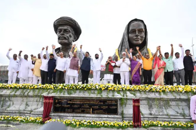 फुले स्मारकाचे मुख्यमंत्री, उपमुख्यमंत्र्यांच्या उपस्थिती लोकार्पण झाले होते.
