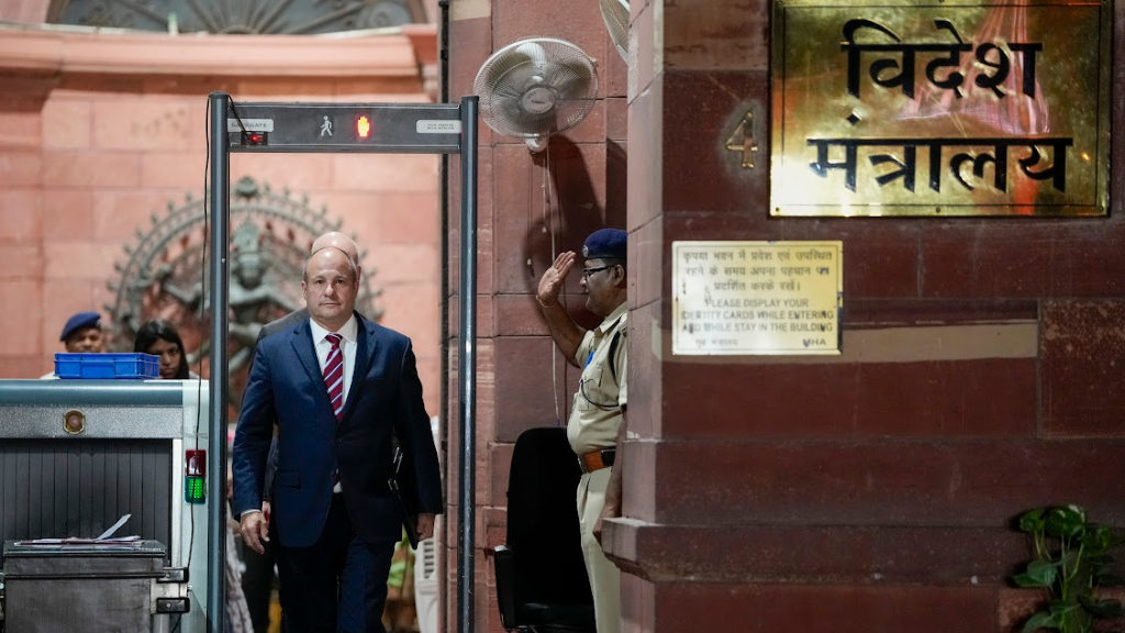 कॅनडाचे भारत उपउच्चायुक्त स्टुअर्ट व्हीलर परराष्ट्रातील पोलीस उलपब्ध आहेत.