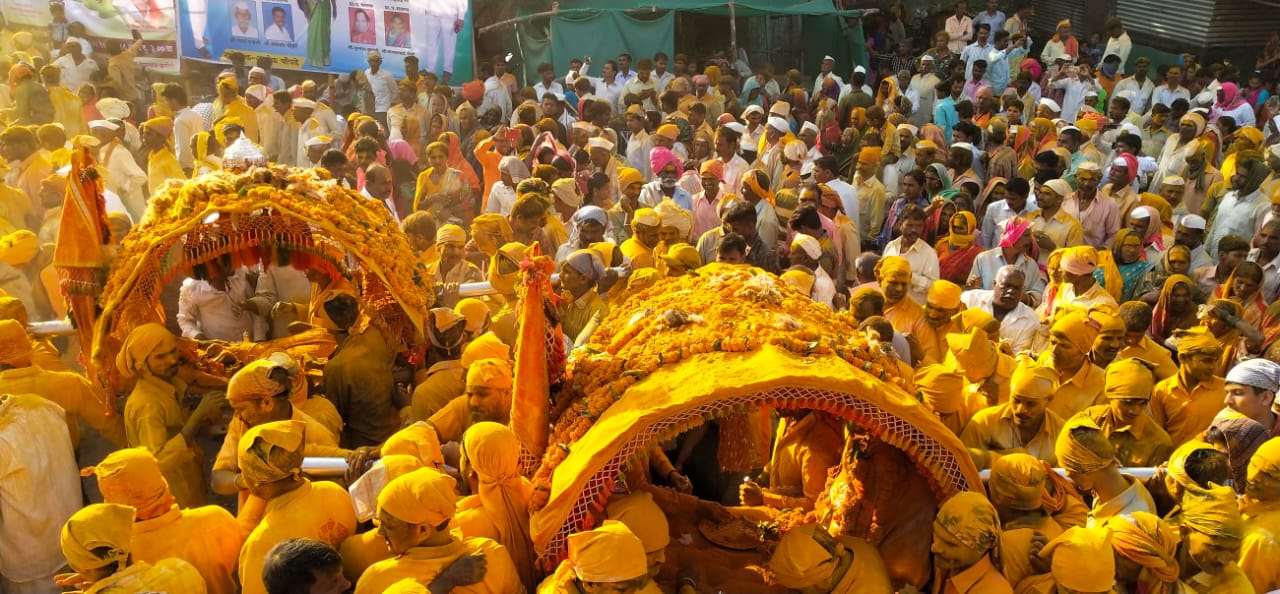 Rangala ceremony of Guru-Shishya palanquin visit with free scattering ...