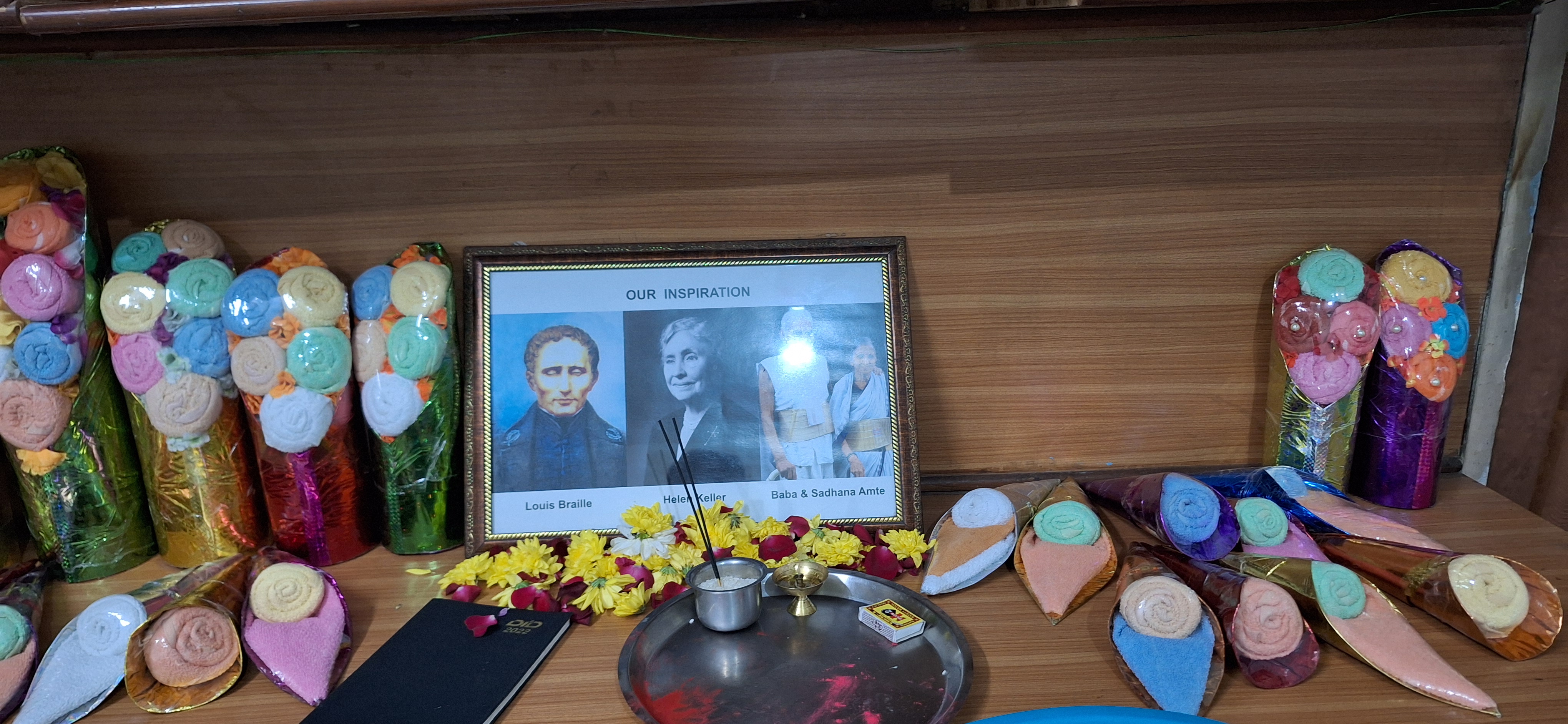 विद्यार्थ्यांनी तयार केलेले पुष्पगुच्छ.