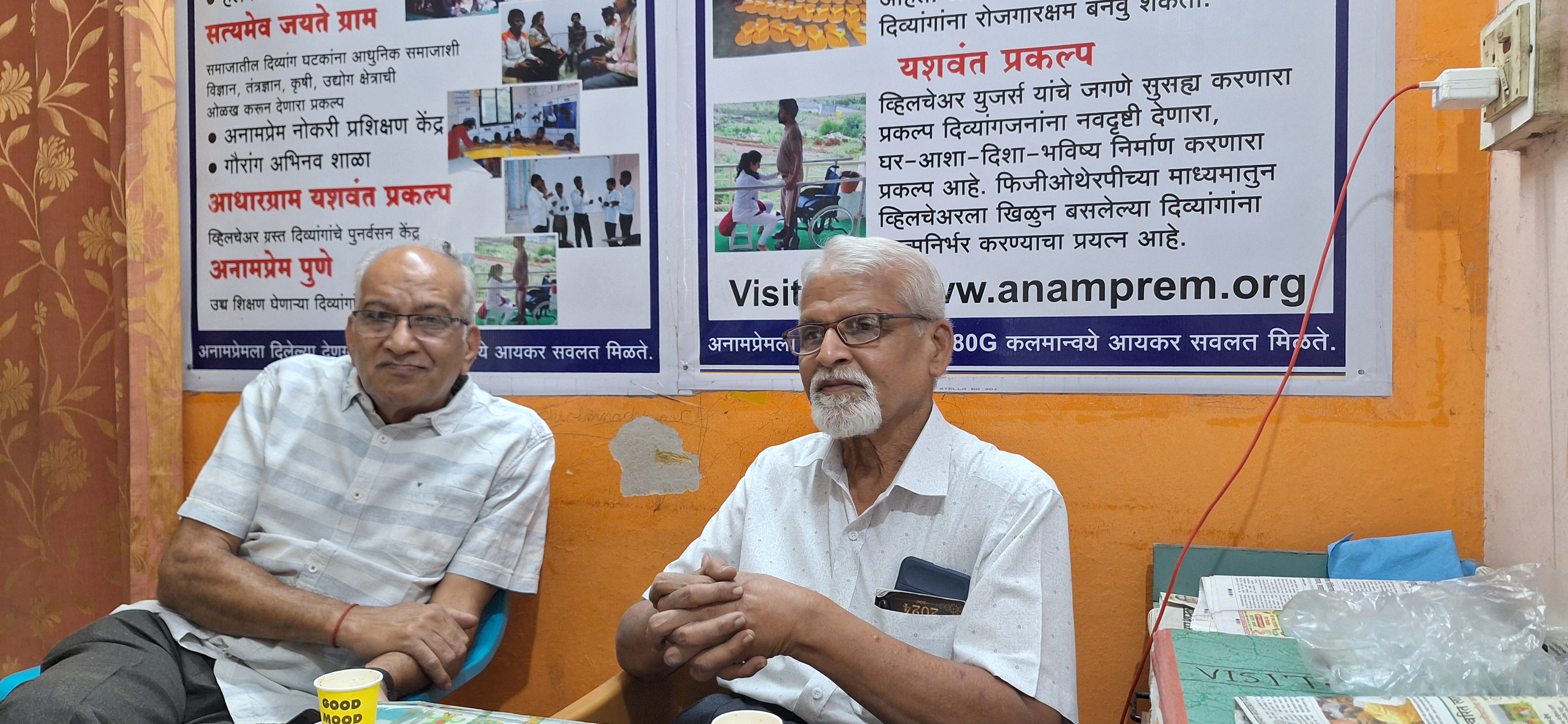 अनाम प्रेमच्या संभाजीनगर येथील शाखेचे प्रमुख जे. आर. मंत्री आणि सदस्य श्रीक्रिष्ण जायस्वाल.