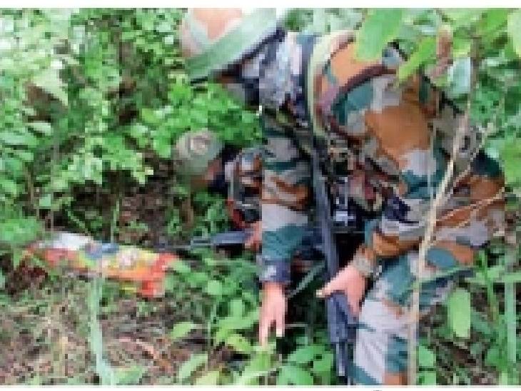 शस्त्रास्त्र जप्त करताना सैनिक. - दिव्य मराठी