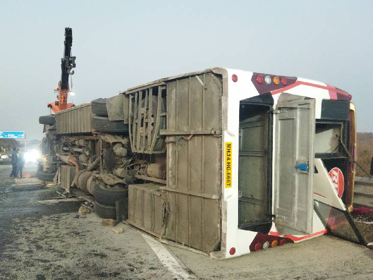 पुण्यावरून अमरावतीला जाणाऱ्या खासगी ट्रॅव्हल्सचा 'समृद्धी'वर अपघात: एकाचा जागीत मृत्यू; तर 20 ते 25 प्रवासी गंभीर जखमी - Amravati News पुण्यावरून अमरावतीला जाणाऱ्या खासगी ट्रॅव्हल्सचा 'समृद्धी'वर अपघात: एकाचा जागीत मृत्यू; तर 20 ते 25 प्रवासी गंभीर जखमी - Amravati News