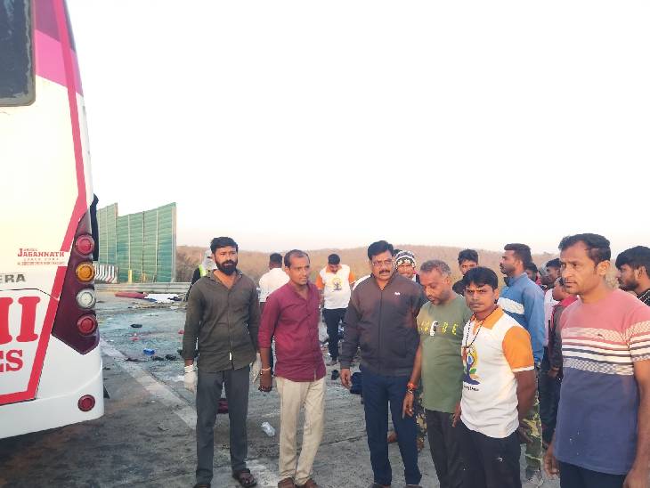 पुण्यावरून अमरावतीला जाणाऱ्या खासगी ट्रॅव्हल्सचा 'समृद्धी'वर अपघात: एकाचा जागीत मृत्यू; तर 20 ते 25 प्रवासी गंभीर जखमी - Amravati News पुण्यावरून अमरावतीला जाणाऱ्या खासगी ट्रॅव्हल्सचा 'समृद्धी'वर अपघात: एकाचा जागीत मृत्यू; तर 20 ते 25 प्रवासी गंभीर जखमी - Amravati News