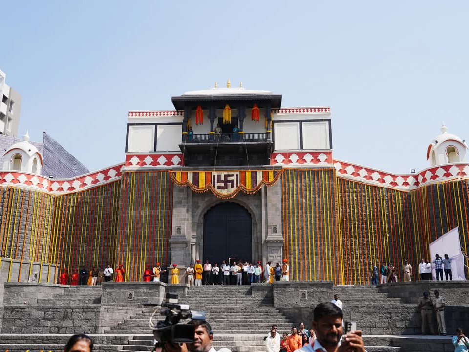 शिवसृष्टीच्या तिसऱ्या टप्प्यासाठी 50 कोटींची मदत: मुख्यमंत्र्यांच्या हस्ते द्वितीय टप्प्याचे लोकार्पण; फडणवीस म्हणाले - प्रेरणादायी केंद्र ठरेल - Pune News