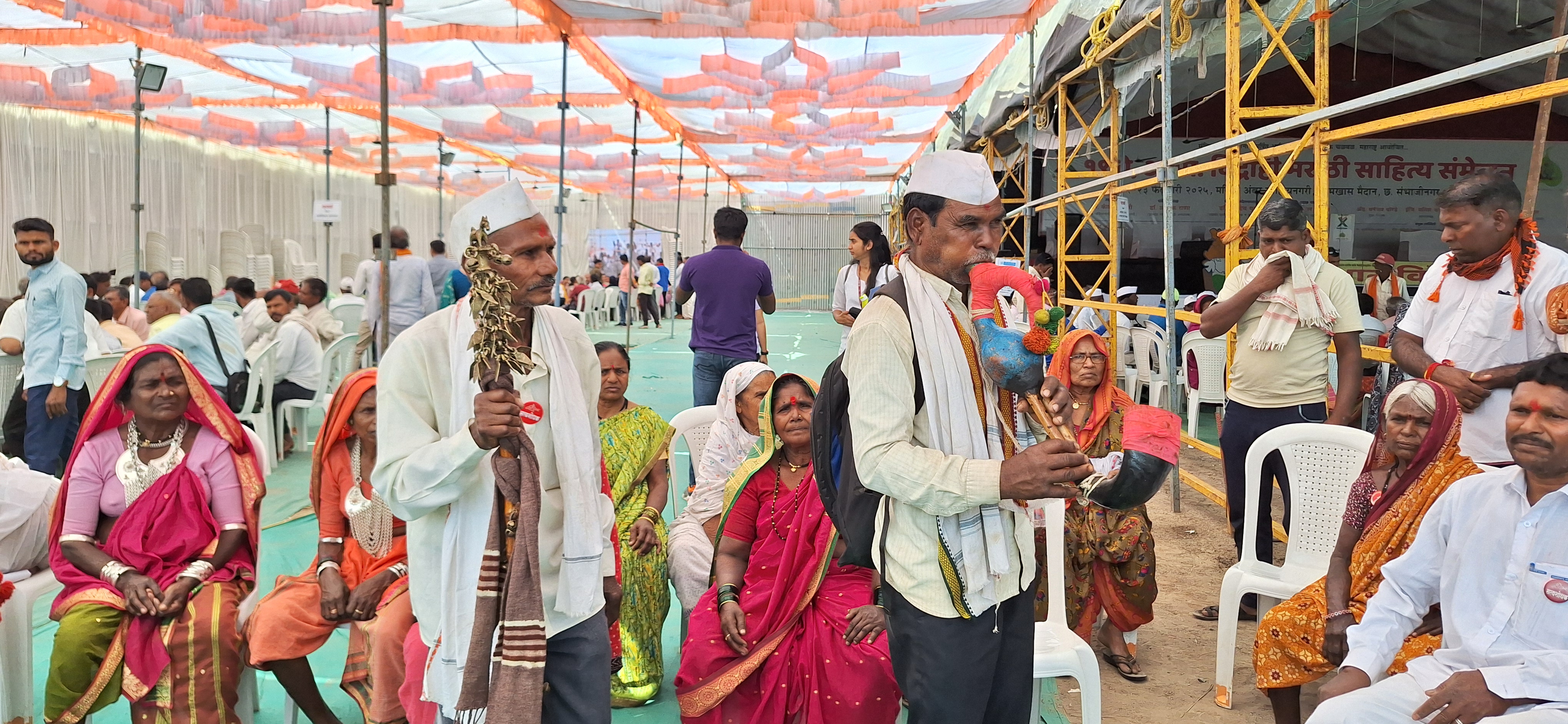 डोक्यावर पडा, शिबली, हातात घुंगराची काठी, पावरी: आदिवासी समाजाची मागणी- सरकारी भिक नको, आमची जमीन आमचा 7/12, संघर्ष करु, लढू! - Chhatrapati Sambhajinagar News डोक्यावर पडा, शिबली, हातात घुंगराची काठी, पावरी: आदिवासी समाजाची मागणी- सरकारी भिक नको, आमची जमीन आमचा 7/12, संघर्ष करु, लढू! - Chhatrapati Sambhajinagar News