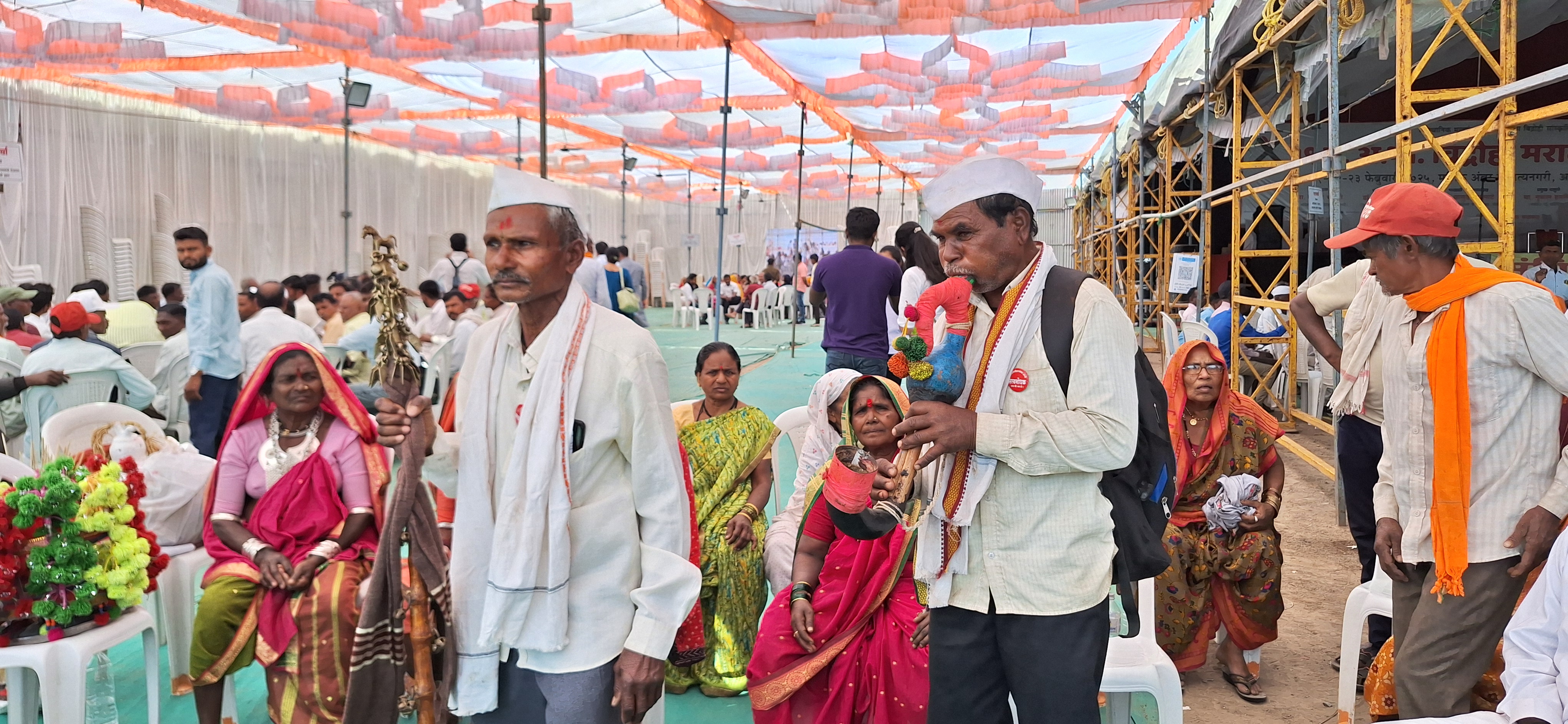 डोक्यावर पडा, शिबली, हातात घुंगराची काठी, पावरी: आदिवासी समाजाची मागणी- सरकारी भिक नको, आमची जमीन आमचा 7/12, संघर्ष करु, लढू! - Chhatrapati Sambhajinagar News पावरी हे पारंपारिक वाद्य.