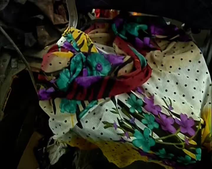 स्वारगेट बस डेपोमधील बंद पडलेल्या बसच्या सीटवर अशा प्रकारे साड्या दिसून येत होत्या.