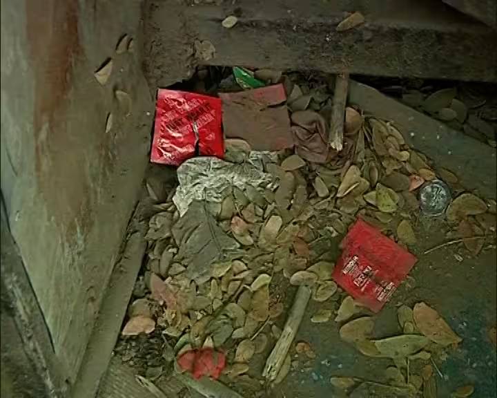 बसमध्ये अशा प्रकारची कंडोम्सची पाकिटे पडली होती. वसंत मोरे यांनी ही पाकिटे दाखवत या ठिकाणी दररोजच बलात्कार होत असतील, असा संशय व्यक्त केला.