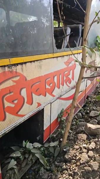 याच नादुरुस्त शिवशाही बसमध्ये आक्षेपार्ह वस्तू आढळल्या.