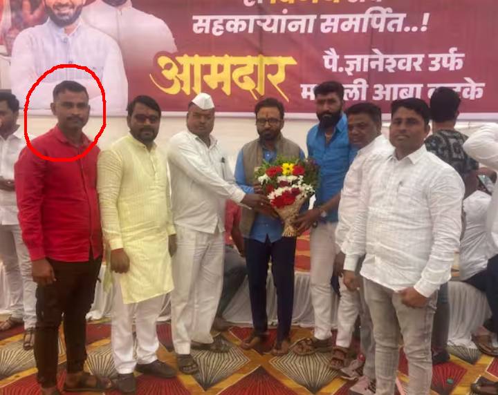 शिरूरचे आमदार माऊली कटके यांच्या सत्कारावेळी आरोपी गाडे उपस्थित