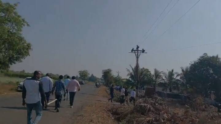 पोलिस कर्मचारी गावातील घरोघरी जाऊन आरोपी दिसला काय? याची चौकशी करत आहेत.