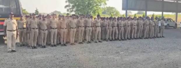 आरोपीच्या शोधासाठी गुनाट गावात पोलिसांचा असा फौजफाटा पोहोचला आहे. हे पोलिस कर्मचारी ऊसाच्या शेतात जाऊन आरोपीचा शोध घेणार आहेत.