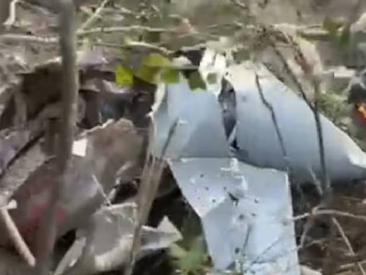 विमानाचे तुकडे आजूबाजूच्या परिसरात इकडे तिकडे विखुरलेले आहेत.