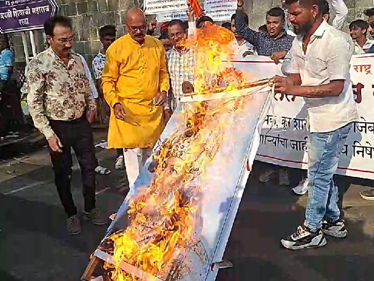 औरंगजेब समजून बहादूर शाह जफारांचा फोटो जाळला: पुण्यात ‘पतित पावन संघटने’कडून मोठी गफलत, आंदोलनाची रंगली चर्चा - Pune News औरंगजेब समजून बहादूर शाह जफारांचा फोटो जाळला: पुण्यात ‘पतित पावन संघटने’कडून मोठी गफलत, आंदोलनाची रंगली चर्चा - Pune News
